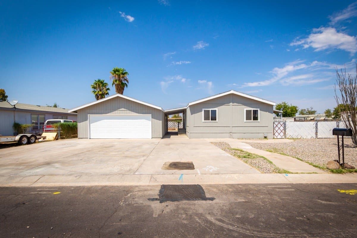 The same Glendale, AZ 85308 manufactured home after We Buy Mobile Homes Arizona remodeled it