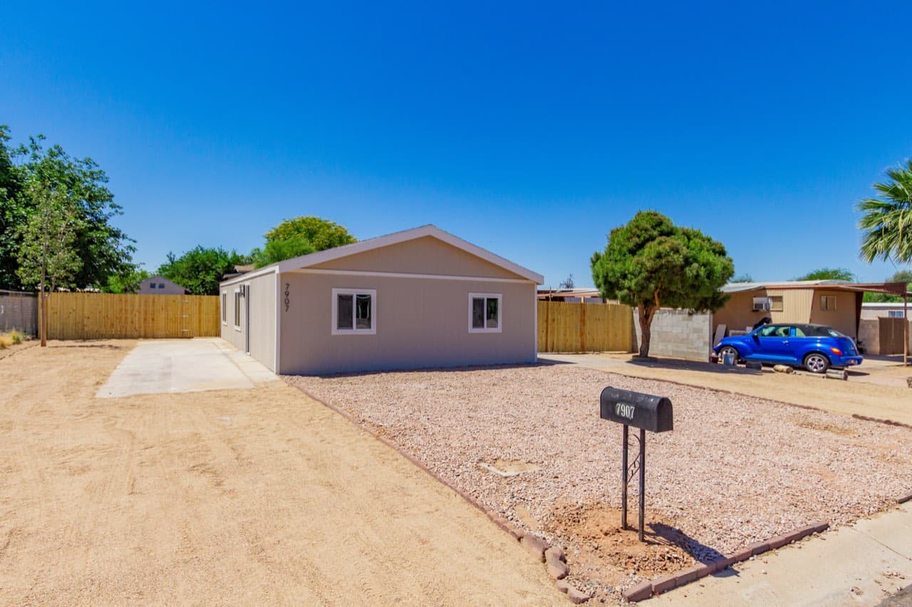 Candy's once-uninhabitable Mesa, AZ manufactured home after We Buy Mobile Homes Arizona renovated it