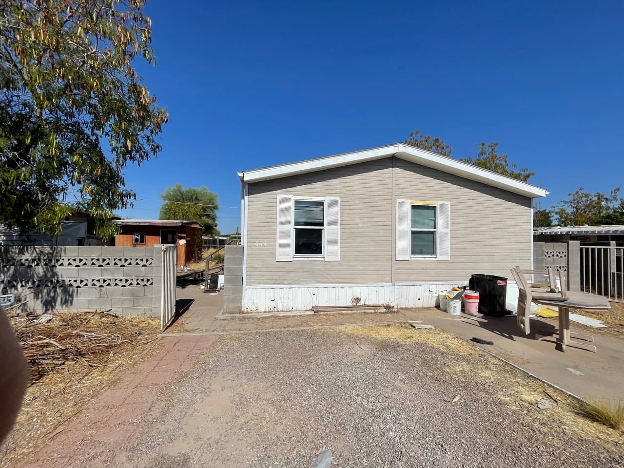 Vacant mobile home in Mesa, AZ 85208 that We Buy Mobile Homes Arizona purchased for cash, as-is