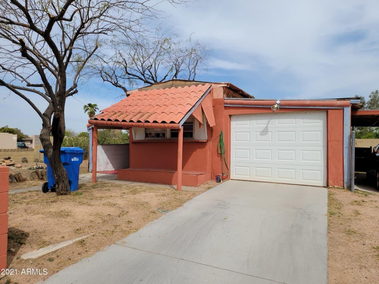 Pre-1976 manufactured home in Phoenix, AZ that We Buy Mobile Homes Arizona purchased for cash